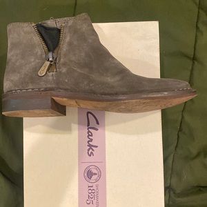 Womens size 7 Clark’s cabaret ruby. Color: Khaki suede